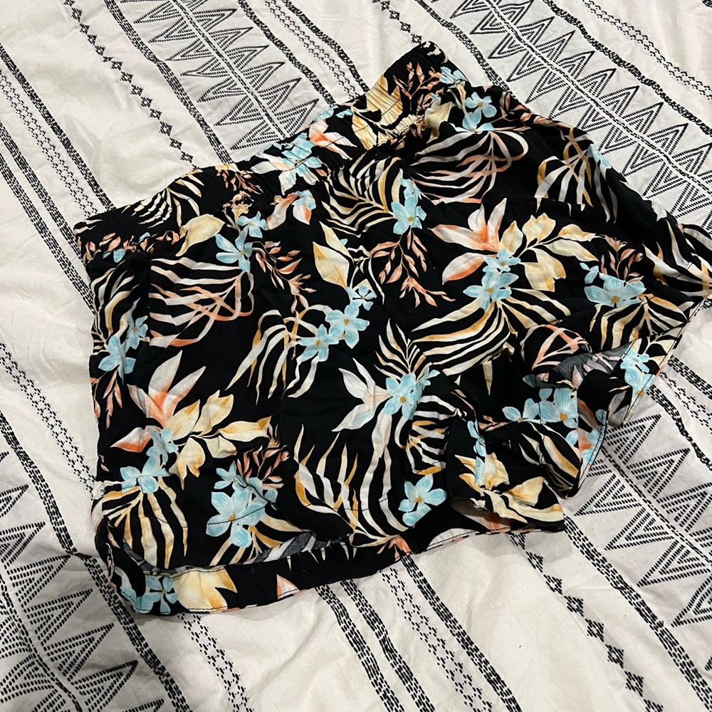 Ripcurl Floral shorts. Size medium.